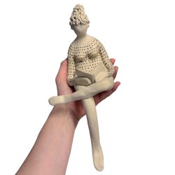 Kvinde der lser - keramik figur