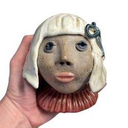 Med sljfe i hr - Keramik buste