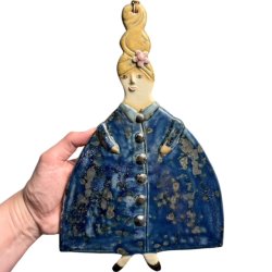 Dame med frakke - keramik vgkunst -  Kaja