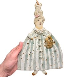 Dame med frakke - keramik vgkunst - Asta