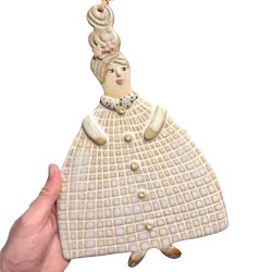 Dame med frakke - keramik vgkunst - Clara