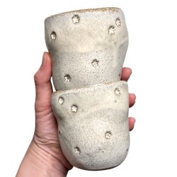 Sansekop - keramik kop - creme rustik lille blomst