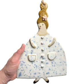 Dame med frakke - keramik vgkunst -  Herdis