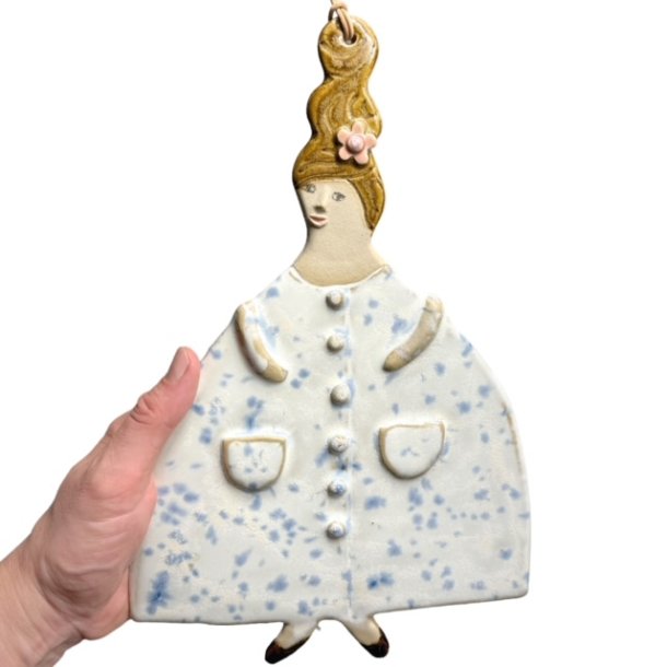 Dame med frakke - keramik vgkunst -  Herdis