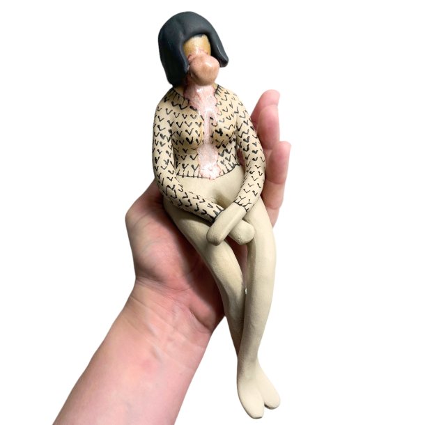 Siddende bubblegum pige med page - keramik figur