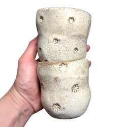 Sansekop - keramik kop - creme rustik stor blomst