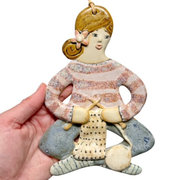 Strikker - keramik dame vgophng - Maja