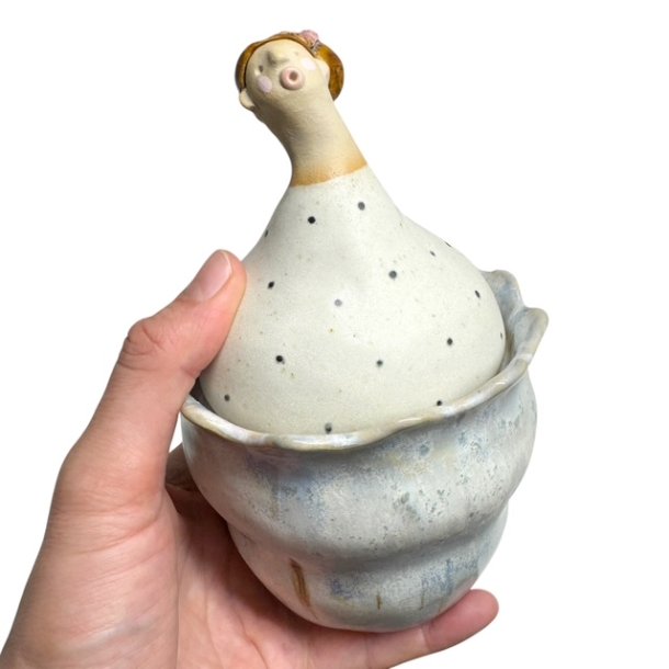 Prikket dame - keramikkrukke med lg 