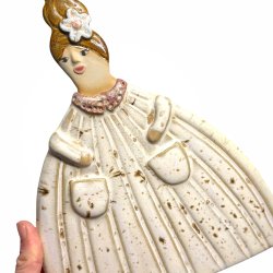 Dame med frakke - keramik - Julie
