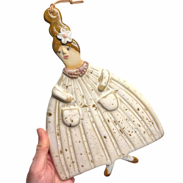 Dame med frakke - keramik - Julie