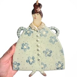 Dame med frakke - keramik vgkunst - Charlotte