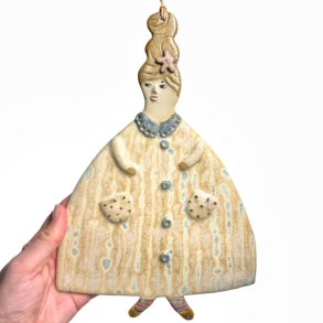Dame med frakke - keramik vgkunst - Berta