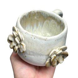 Flora - keramik kop med blomster - creme hvid