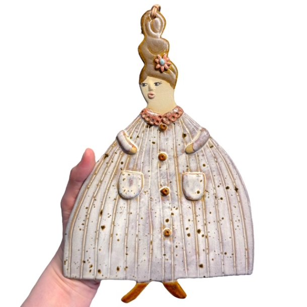 Dame med frakke - keramik vgkunst - Viola