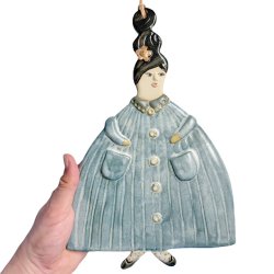 Dame med frakke - keramik vgkunst - Jeanette