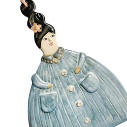 Dame med frakke - keramik vgkunst - Jeanette
