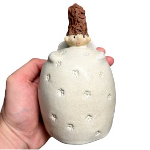 Engel med hjt hr - stor creme blomst 9