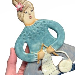 Strikker - keramik dame vgophng - Anette