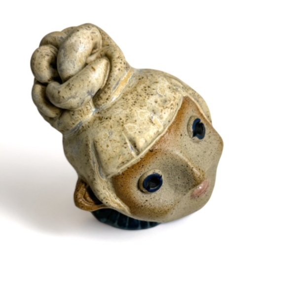 Pigen med knolden - Keramik buste