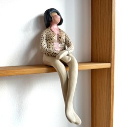 Siddende bubblegum pige med page - keramik figur