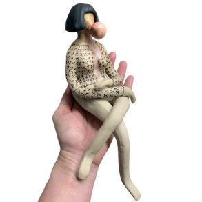 Siddende bubblegum pige med page - keramik figur