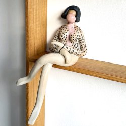 Siddende bubblegum pige med page - keramik figur