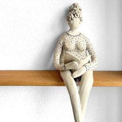 Kvinde der lser - keramik figur