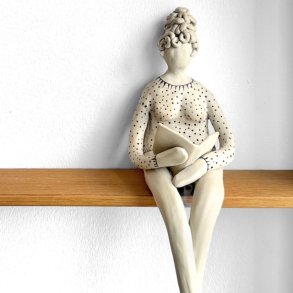 Kvinde der lser - keramik figur