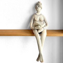 Kvinde der lser - keramik figur