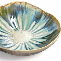 Stor rillet keramik skl - Lys pfugl