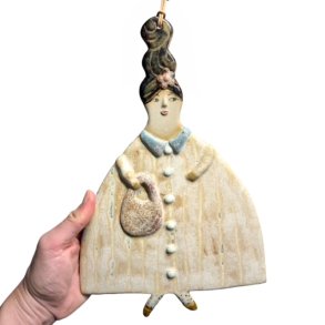 Dame med frakke - keramik vgkunst -  Dortea