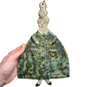 Dame med frakke - keramik vgkunst -  Josefine