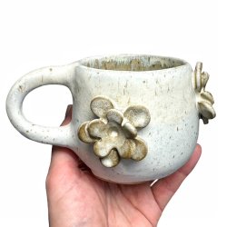 Flora - keramik kop med blomster - creme hvid