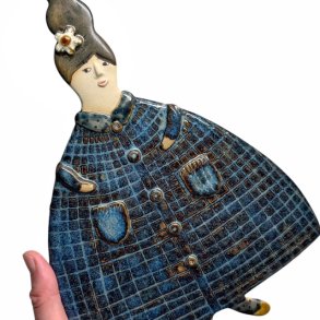 Dame med frakke - keramik vgkunst - Helle