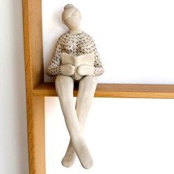 Kvinde der lser - keramik figur