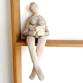 Kvinde der lser - keramik figur