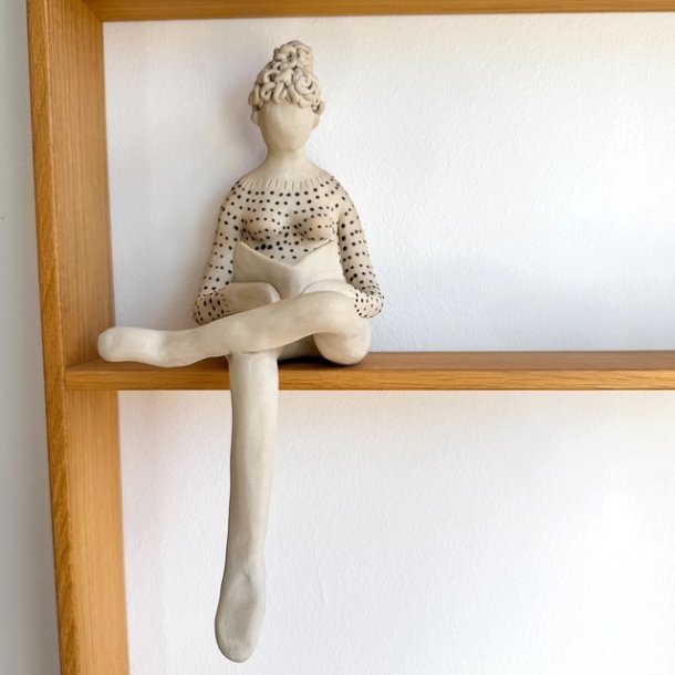 Kvinde der lser - keramik figur