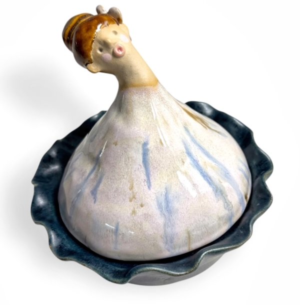 Bl� blomst dame - keramikkrukke med l�g 