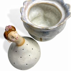 Prikket dame - keramikkrukke med lg 