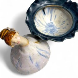 Bl blomst dame - keramikkrukke med lg 