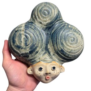 Kvinde med stort h�r - keramik v�oph�ng