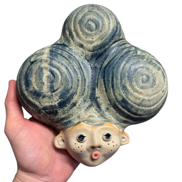 Kvinde med stort h�r - keramik v�oph�ng