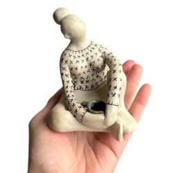 Stillestund - Siddende keramik dame - strik