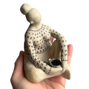 Stillestund - Siddende keramik dame - strik