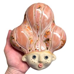 Damen med pink h�r - keramik v�oph�ng