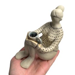 Stillestund - siddende kvinde med kop - keramik figur