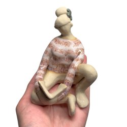 Siddende kvinde med bog - keramik figur - rosa