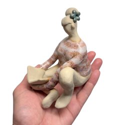 Siddende kvinde med bog - keramik figur - rosa