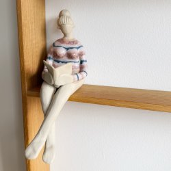 Kvinden der l�ser- lyser�d tr�je