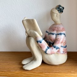 Siddende kvinde med bog - keramik figur - rosa